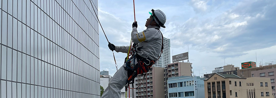 ロープアクセス工法作業の様子